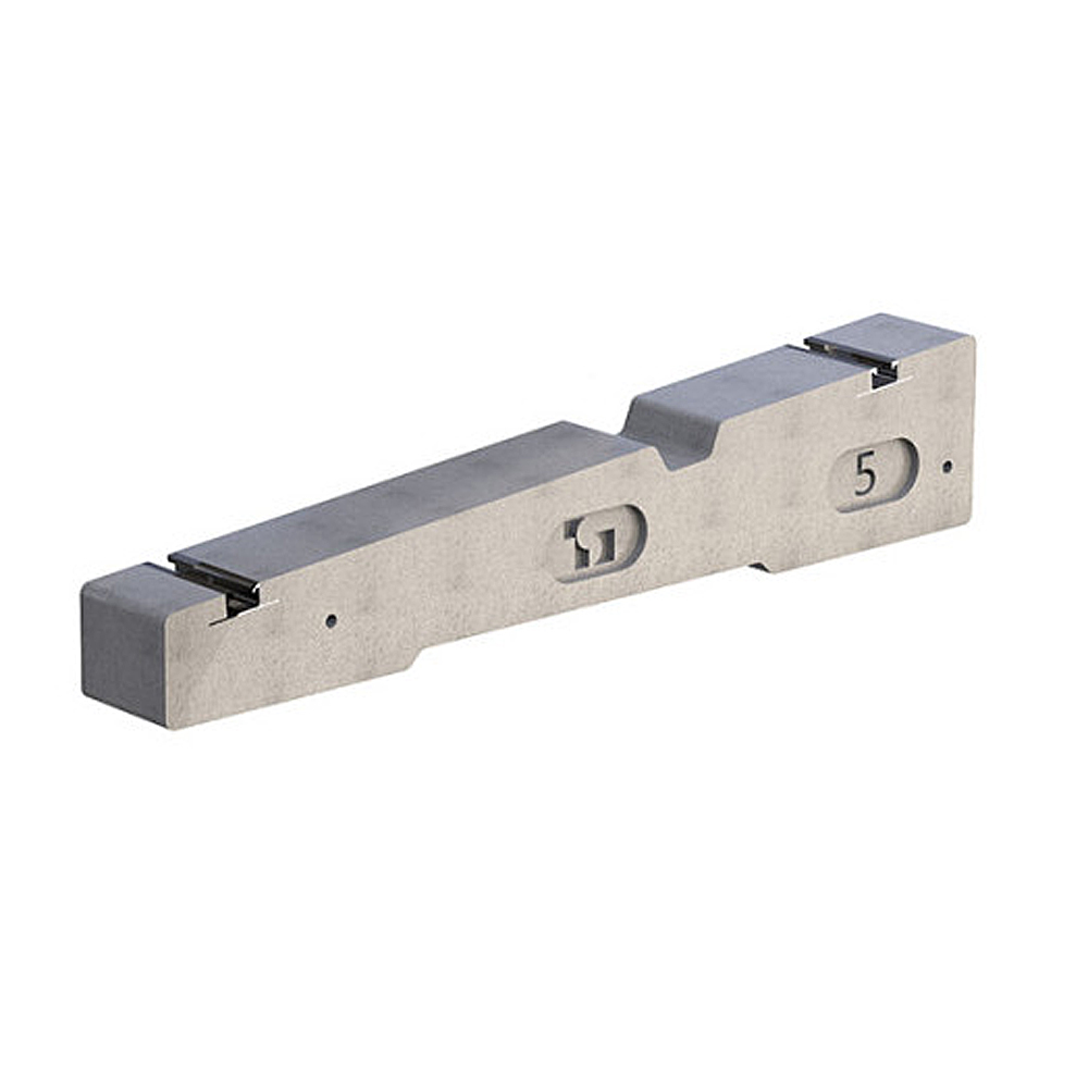 Zavorra in cemento con profilo FVP integrato per fissaggio pannelli su tetto piano con inclinazione 5°